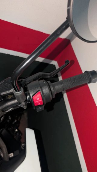 Husqvarna Vitpilen 125             800Km Reestreno