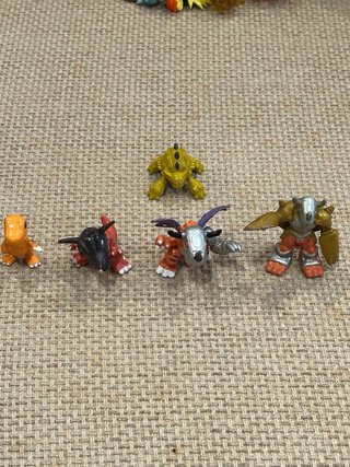 Figuras Pokémon y Digimon