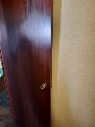 Puerta de madera oscura