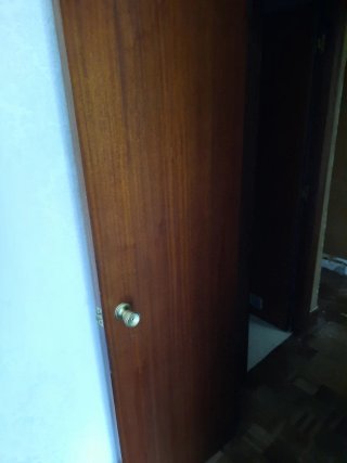Puerta de madera oscura