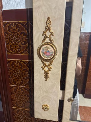Mueble recibidor antiguo con espejo y perchero