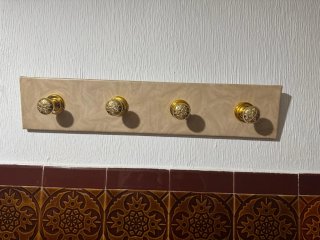 Mueble recibidor antiguo con espejo y perchero