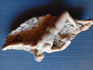 Figura cerámica mujer reclinada
