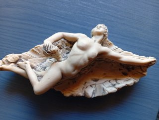 Figura cerámica mujer reclinada
