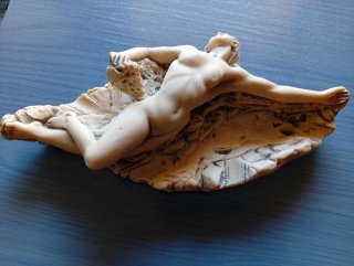 Figura cerámica mujer reclinada