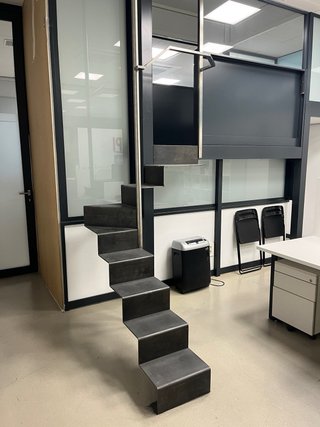 Escalera diseño chapa hierro plegada
