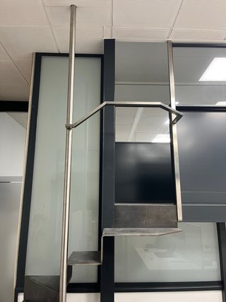 Escalera diseño chapa hierro plegada