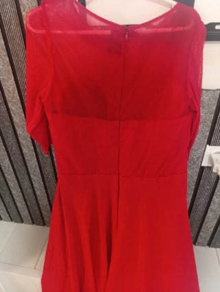 Vestido rojo elegante con pedrería