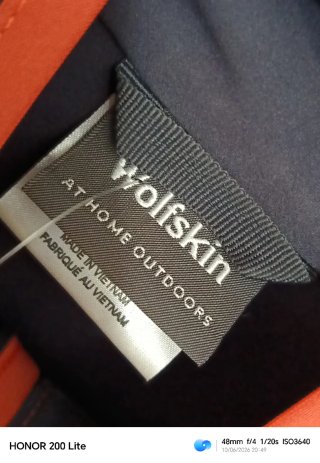 Chaqueta Jack Wolfskin gris con detalles naranja