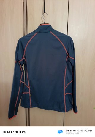 Chaqueta Jack Wolfskin gris con detalles naranja