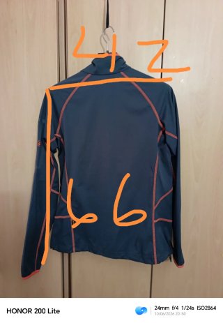Chaqueta Jack Wolfskin gris con detalles naranja