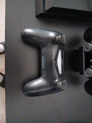 PS4 Estándar + 2 Mandos Negros + cables originales