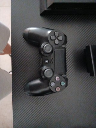 PS4 Estándar + 2 Mandos Negros + cables originales