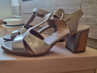 Sandalias Jhay Tacon Talla 37 Doradas/Plateadas