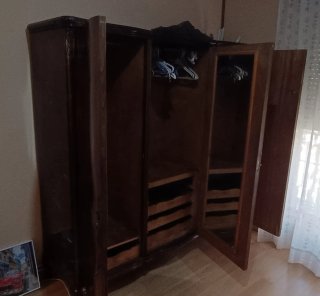 Armario antiguo de madera