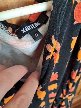 Vestido negro con tortugas naranjas y rojas