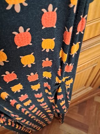 Vestido negro con tortugas naranjas y rojas