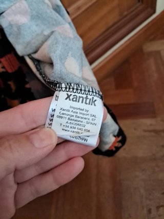 Vestido negro con tortugas naranjas y rojas