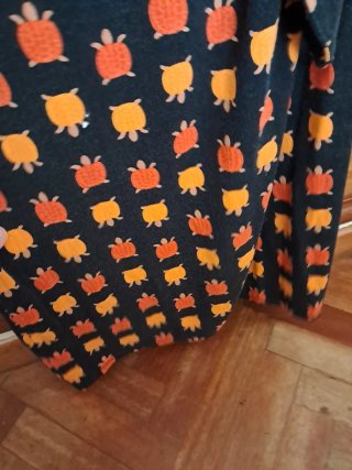 Vestido negro con tortugas naranjas y rojas