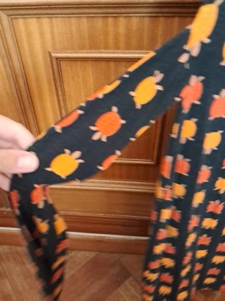 Vestido negro con tortugas naranjas y rojas