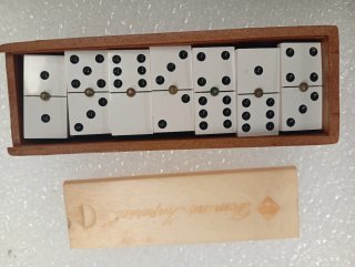 Dominó clásico en caja de madera