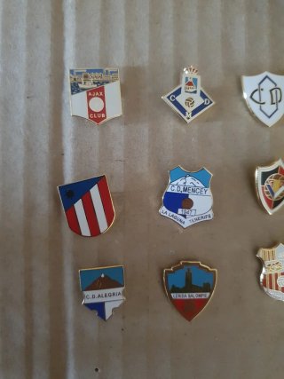 Lote 11 pins de equipos de fútbol