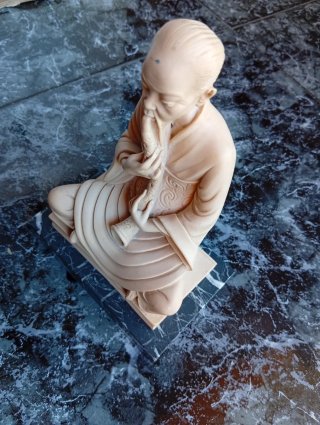 Figura cerámica músico con flauta