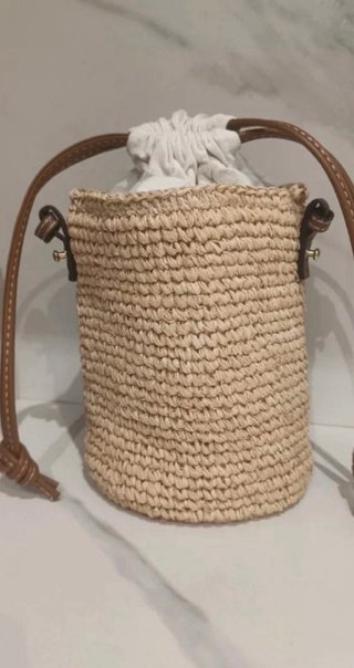 Bolso de rafia tipo cubo