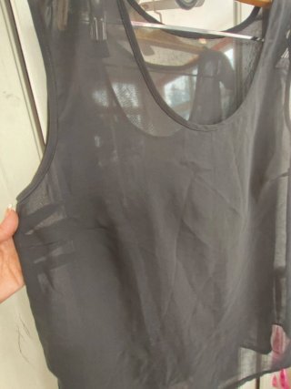Blusa negra sin mangas