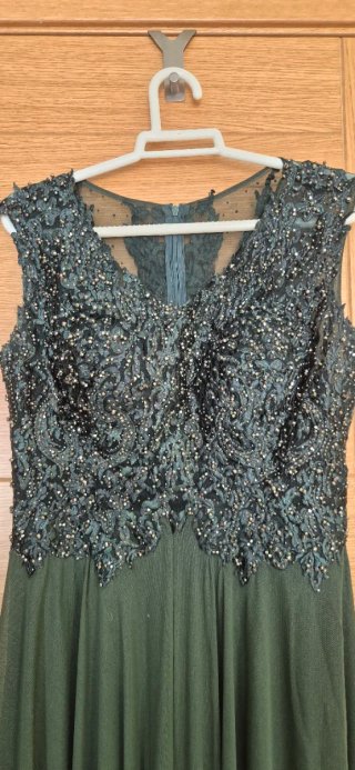 Vestido de fiesta verde con pedrería