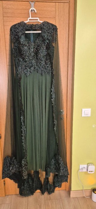 Vestido de fiesta verde con pedrería
