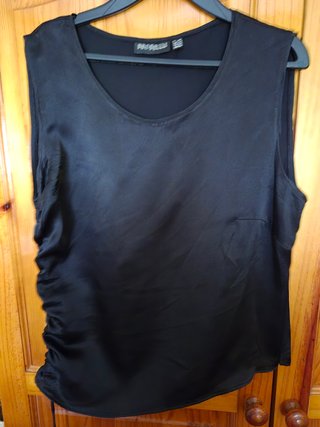 Blusa de seda negra  sin mangas.