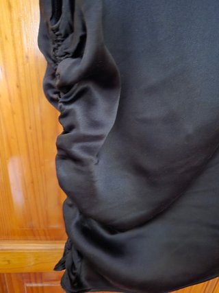 Blusa de seda negra  sin mangas.