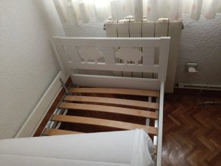 Cama infantil blanca con barrera