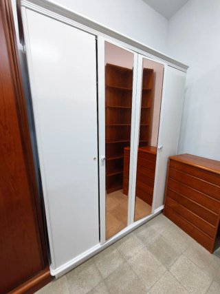 Variedad de muebles de habitación