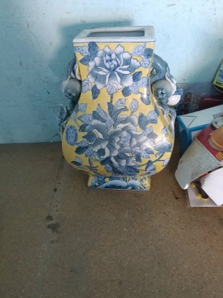 Jarrón de cerámica azul y amarillo