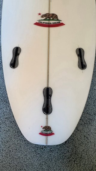 Tabla de surf Slash California Dream con funda.