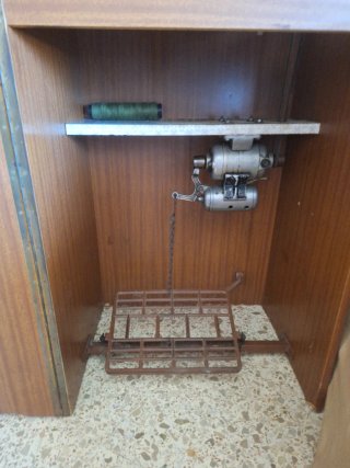 Máquina de coser con mueble de madera