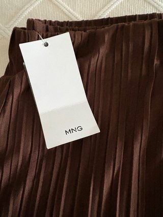 Conjunto Mango top y pantalón plisado marrón