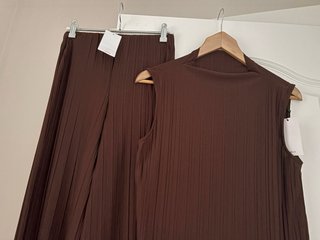 Conjunto Mango top y pantalón plisado marrón