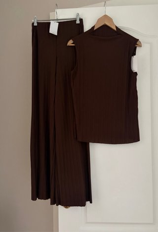 Conjunto Mango top y pantalón plisado marrón