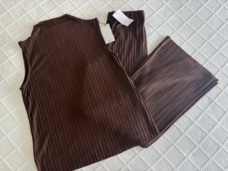 Conjunto Mango top y pantalón plisado marrón