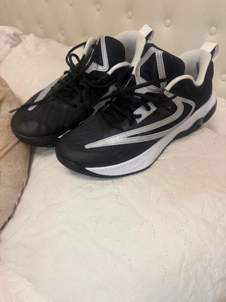 Zapatillas Nike Negras y Plateadas