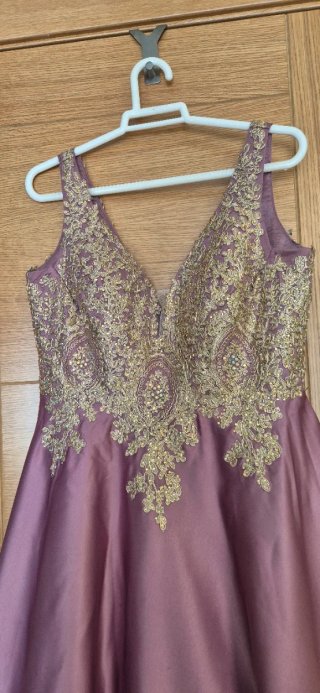 Vestido de fiesta dorado y rosa