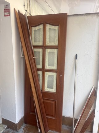 Puerta de madera con 4 cristales