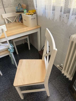 Mesa de cocina con 4 sillas blancas