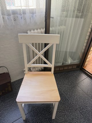 Mesa de cocina con 4 sillas blancas