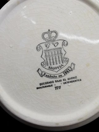 Sopera antigua de porcelana G. Vargas Segovia
