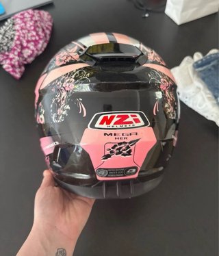 Casco de moto NZI negro y rosa