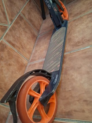 Patinete Oxelo con ruedas naranjas. Niñ@